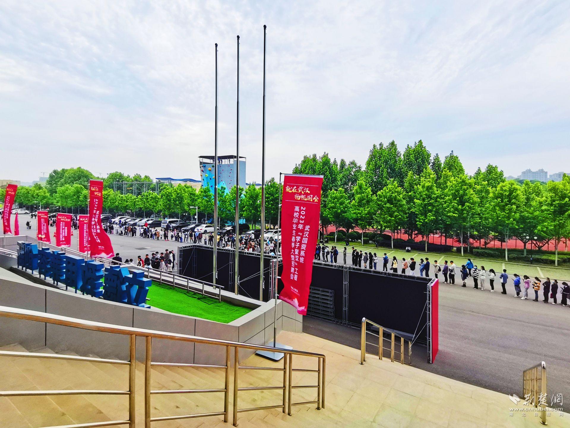 大學(xué)生招聘會(huì)_女大學(xué)穿生文胸照片_51888 團(tuán)購(gòu)會(huì) 宜興花園豪生