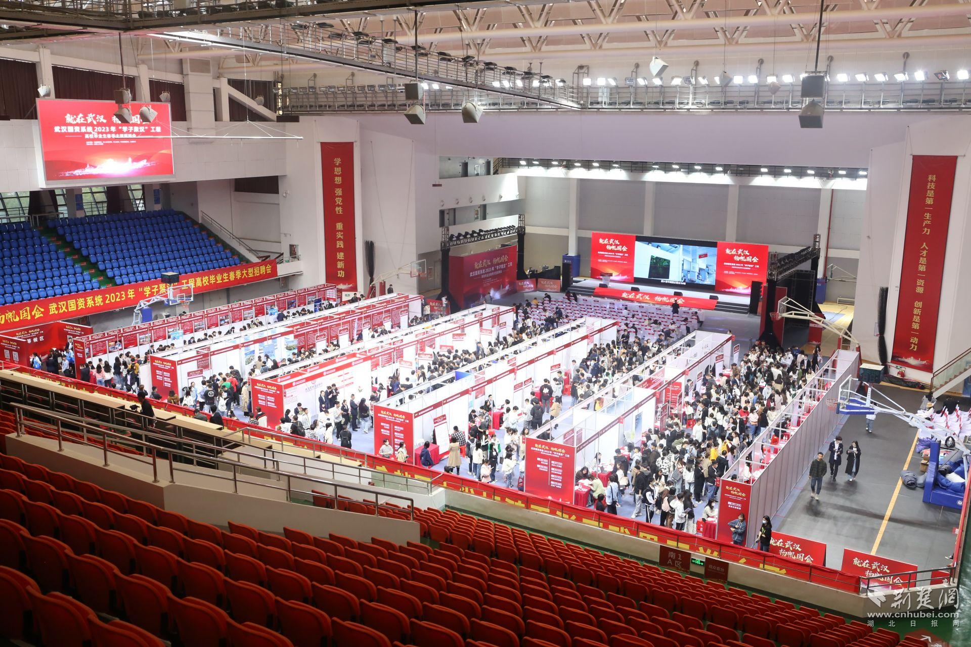 大學(xué)生招聘會(huì)_51888 團(tuán)購(gòu)會(huì) 宜興花園豪生_女大學(xué)穿生文胸照片