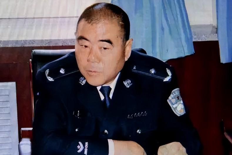 瘋狂斂財(cái)超4000萬(wàn),被判18年罰110萬(wàn),馮志強(qiáng)的惡行超過(guò)想象