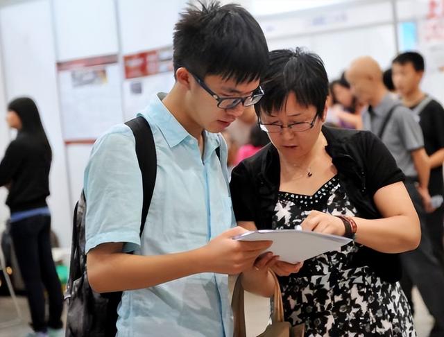 專科好本科哪個(gè)好_專科好本科好_三本和?？颇膫€(gè)好