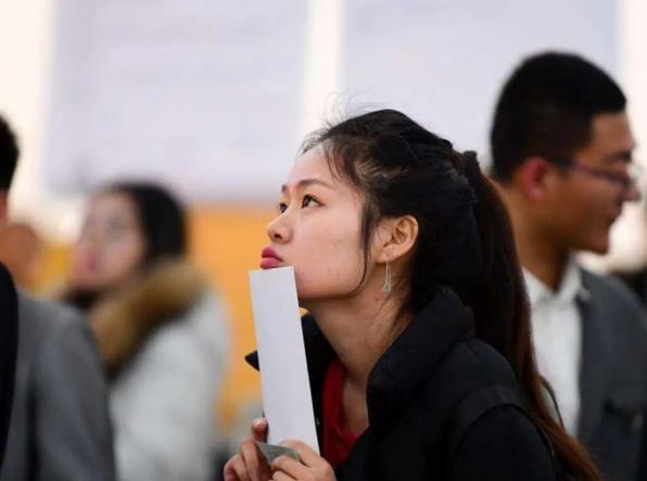 三本和專科哪個(gè)好_?？坪帽究颇膫€(gè)好_?？坪帽究坪?/></p>
<p>“民辦三本”的教資力量雄厚，會(huì)讓學(xué)生學(xué)到不一樣的東西，相比之下，民辦三本的師資力量相當(dāng)可觀，只要學(xué)生肯認(rèn)真聽(tīng)講，按老師的吩咐做功課，不僅會(huì)有很大收獲，還會(huì)學(xué)到更深?yuàn)W的知識(shí)。</p>
<p>“民辦三本”的校園環(huán)境不錯(cuò)，會(huì)給學(xué)生帶來(lái)好心情，眾所周知，民辦類的學(xué)校學(xué)費(fèi)并不低，但環(huán)境會(huì)很好，整體的教學(xué)設(shè)備也不差，那么在這樣的校園內(nèi)學(xué)習(xí)，學(xué)生的心情會(huì)很好，對(duì)學(xué)習(xí)也會(huì)上心。</p>
<p><img src='http://www.wwgd.com.cn/uploadfile/2023/1211/20231211080259659.jpg' alt=