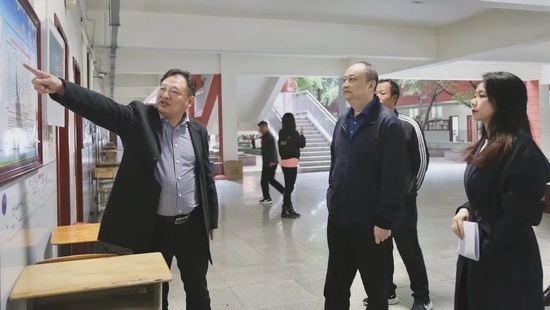 成都高新區教育工委書記、教文衛健局局長彭涌、高新區教文衛健局教育處處長葉春云、高新區教文衛健局教育處一級主任科員柏松江蒞臨學校調研“藝體飛”特色發展工作