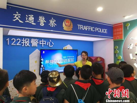 圖為老師向?qū)W生們講述交通事故報(bào)警方式 劉鵬 攝