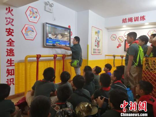 學(xué)自救、練逃生鄭州百名小學(xué)生集中體驗(yàn)開學(xué)安全第一課