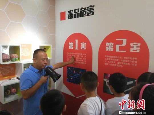 圖為老師向?qū)W生們講述毒品危害知識(shí) 劉鵬 攝