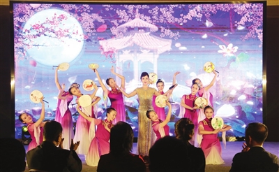 彩云邀月醉金秋 人月團圓喜梢頭