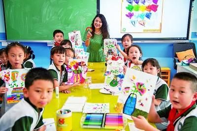 湖北武昌水果湖第一小學的學生在展示自己的繪畫作品。新華社發