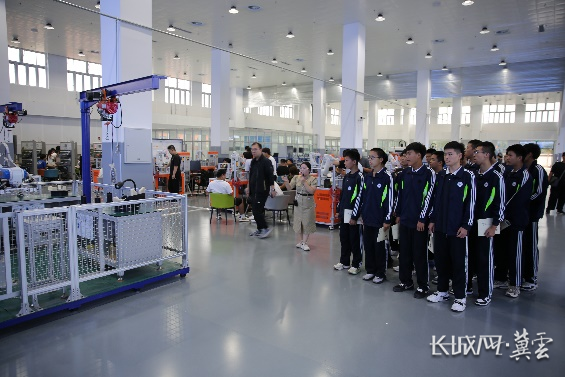 石家莊工程技術學校怎么樣_河北鷹覽自動化科技有限公司無人機技術_石家莊電子信息學校自動化專業參觀