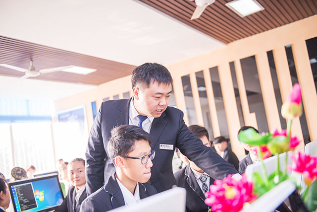 四川新華電腦學院老師手把手教學