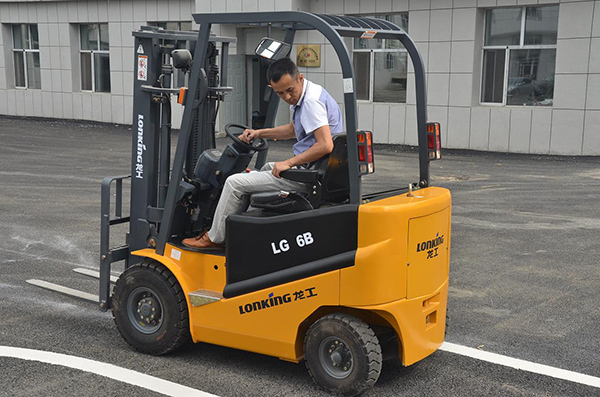 叉車功能用途_叉車操作培訓(xùn)條件_叉車培訓(xùn)班