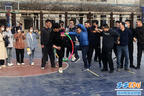 4 男教師積極參與“牽手過呼啦圈”