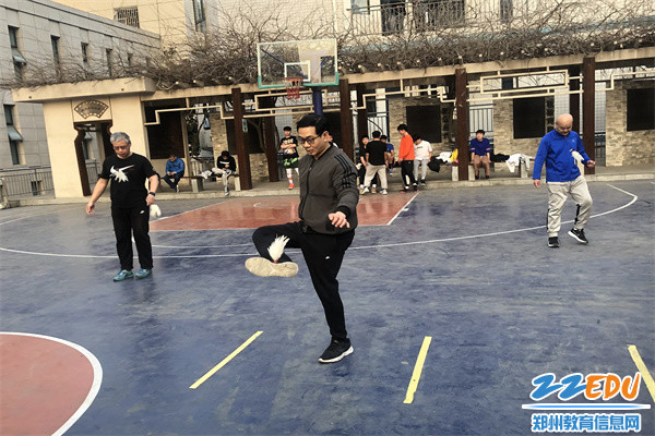 5 全體教職工參與踢毽子比賽